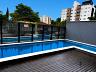 Piscina com deck de madeira