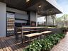 Espa�o gourmet com churrasqueira externa e deck de madeira