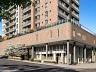 Embasamento comercial e fachada do t�rreo do Cora na Rua Benjamin Constant, 975 com vitrines em vidro e paisagismo