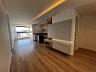 Apartamento com 2 su�tes: Amplo living integrado com piso vin�lico e lavabo