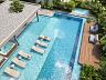 Vista a�rea da piscina com raia para nata��o e deck molhado com espregui�adeiras