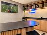 Detalhe do lobby bar com televis�o