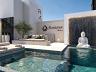 Piscina com borda infinita e prainha integradas a espa�o externo com lareira ecol�gica
