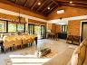 Interior da casa principal da ch�cara com ampla sala integrada, mesa de jantar e lareira em Campo Alegre, SC
