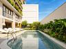 Piscina envolta por paisagismo biof�lico