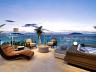 Cobertura Duplex | 216 m�: Terra�o com espregui�adeiras e jacuzzi de madeira no entardecer