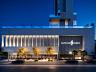 Fachada do embasamento iluminado � noite do Sapphire Tower com vitrines comerciais em Balne�rio Cambori�