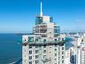 Est�gio das obras do Sapphire Tower em julho de 2026, destacando a constru��o dos �ltimos pavimentos e a instala��o do pin�culo