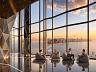 Espa�o fitness e lounge de conviv�ncia com poltronas e vista para a orla