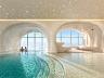 Piscina interna e ambiente relaxante com vista acima das nuvens no pavimento de lazer wellness
