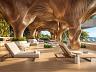 Deck de lazer com espregui�adeiras e arquitetura biof�lica