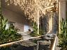 Hall de entrada monumental com espelho d'�gua, cascata e lustre pendente em cristal