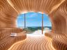 Sauna seca com revestimento em madeira e vista para o mar no pavimento de lazer wellness
