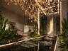 Exclusivo hall de entrada que combina a sofistica��o de um espelho d'�gua monumental a uma impressionante cascata de luzes e design biof�lico