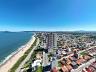 Fotomontagem a�rea de drone exibindo a localiza��o do Momentum Residence na avenida beira-mar de Balne�rio Pi�arras