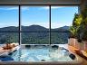 Banheira de hidromassagem no SPA voltada para a paisagem verde das montanhas