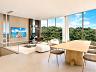 Sala de estar contempor�nea com vista para a mata preservada