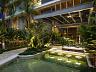 Poolside bar iluminado com banquetas dentro d'�gua