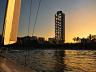 Imponente torre do Amaran ao p�r do sol, destacando sua arquitetura atemporal � beira-mar de Penha
