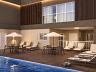 Piscina aquecida com deck e espa�o solarium do Home Club Costa Park
