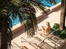 �rea de piscina e solarium com espregui�adeiras e paisagismo tropical