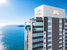 Perspectiva a�rea do topo e rooftop do North Tower FG em Balne�rio Cambori� destacando a vista panor�mica para a orla da praia e mar