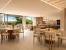 Sal�o gourmet decorado com mesas redondas e integra��o com �rea externa