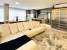 Living decorado com cristaleira iluminada e climatiza��o tipo split