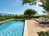 Piscina com raia de 14 metros e �rea de relaxamento com espregui�adeiras estofadas
