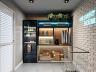 Espa�o delivery room equipado com refrigerador, estantes e gaveteiros para encomendas