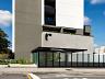 Fachada do embasamento e portaria com acesso seguro do Edif�cio Frame na Rua Conc�rdia