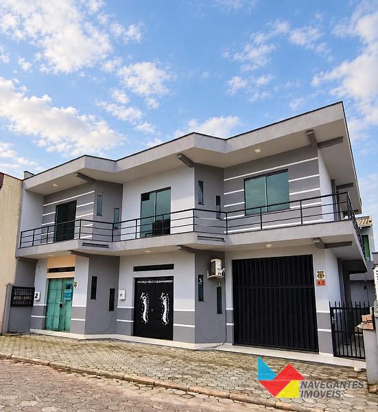 Casa com salas comerciais 1