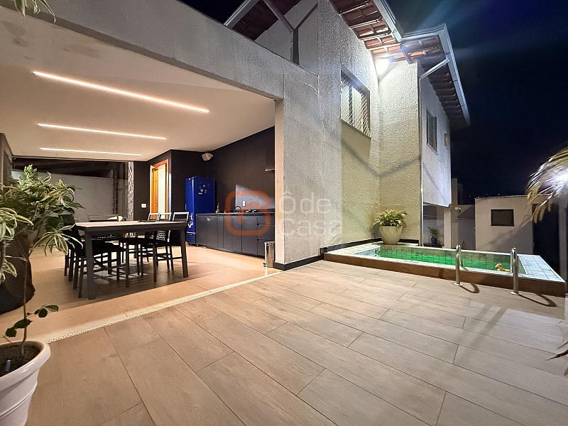 Casa geminada com 4 quartos � venda no Santa Am�lia 1