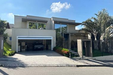 CASA COM 1 SUÍTE + 2 QUARTOS | AMPLA E COMPLETA