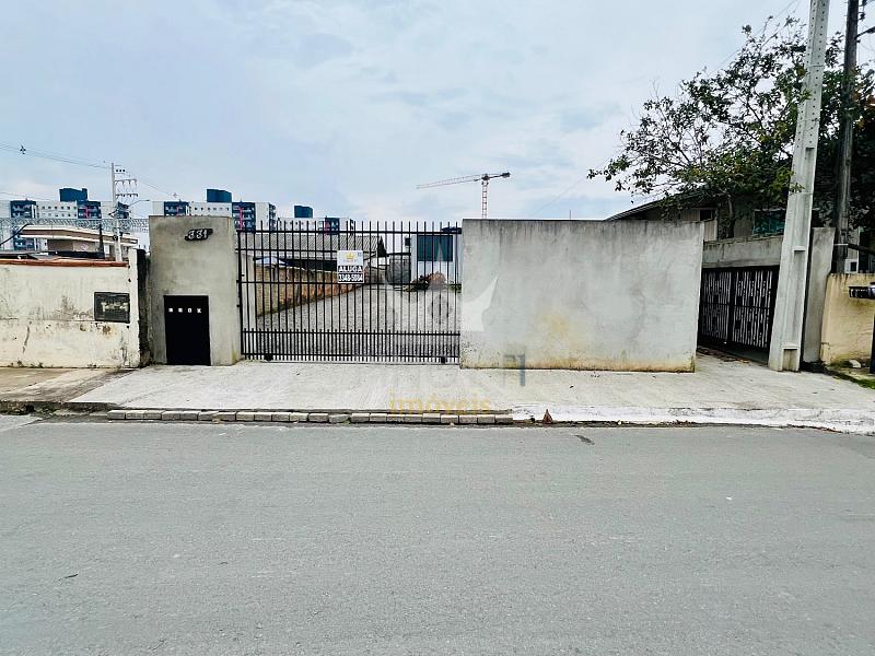 Entrada do conjunto de kitnets em Cordeiros, Itaja�