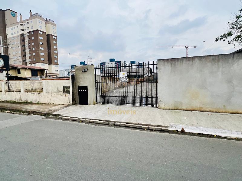 Vista da rua e da entrada do conjunto de kitnets