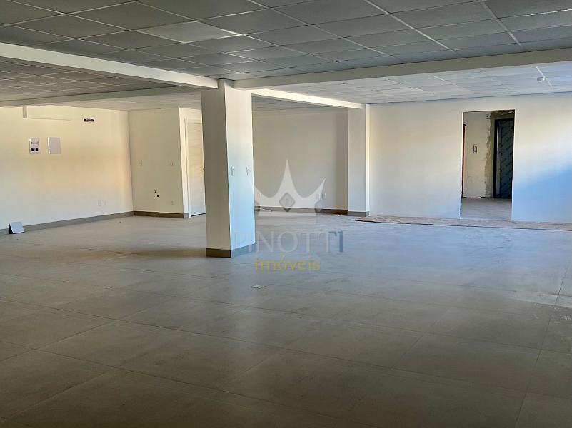 No Centro de Itaja�, espa�o comercial com 277 m� 8