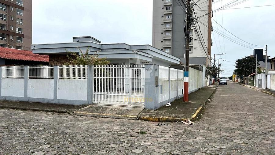 Fachada da casa de esquina � venda no Centro de Navegantes, com muro e port�o de acesso