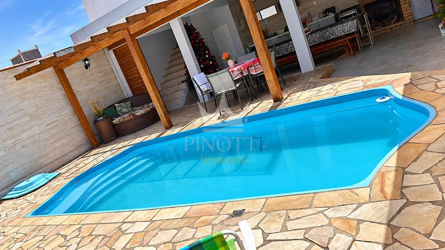 Piscina com �rea de conviv�ncia coberta e churrasqueira para aproveitar os momentos em fam�lia