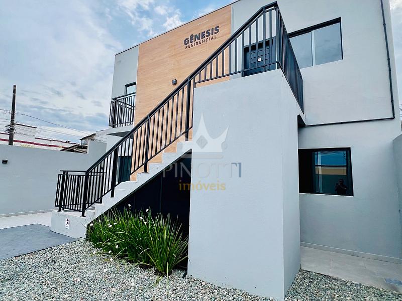 Fachada com escada externa e entradas das unidades t�rreas e superiores