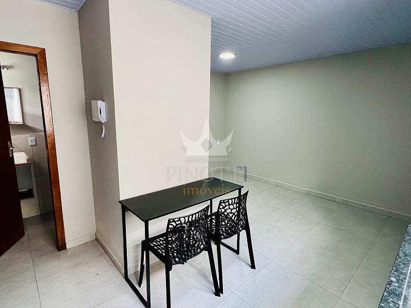 Ambiente da kitnet com mesa para refei��es e espa�o para organizar o dormit�rio