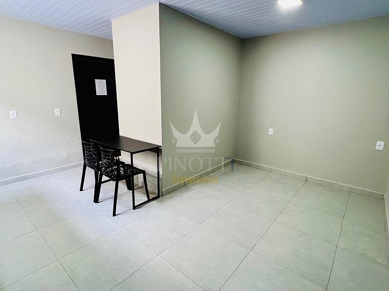 Espa�o para dormit�rio integrado ao ambiente de refei��es da kitnet