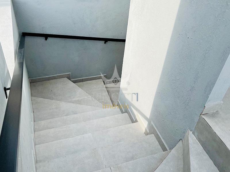 Escada com corrim�os para acesso �s unidades do piso superior