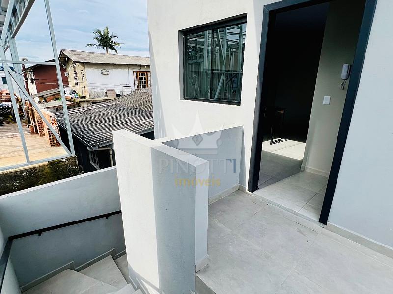 Entrada de uma das kitnets no piso superior, junto � escada