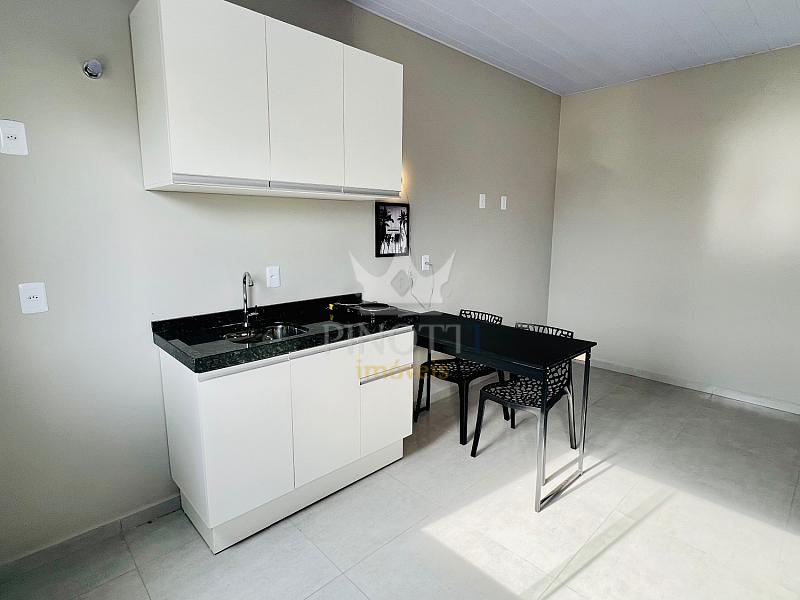Cozinha com arm�rios superiores e inferiores e mesa com duas cadeiras