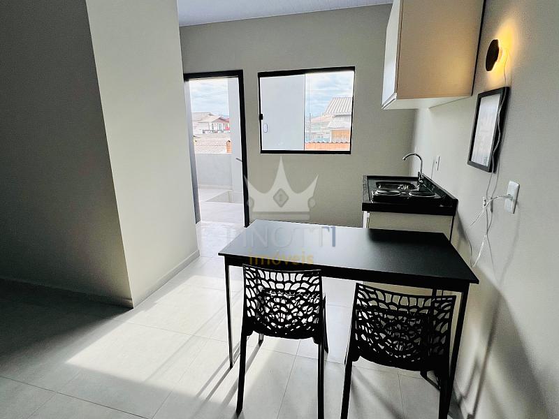 Cozinha e mesa para refei��es pr�ximas � janela e � entrada da unidade