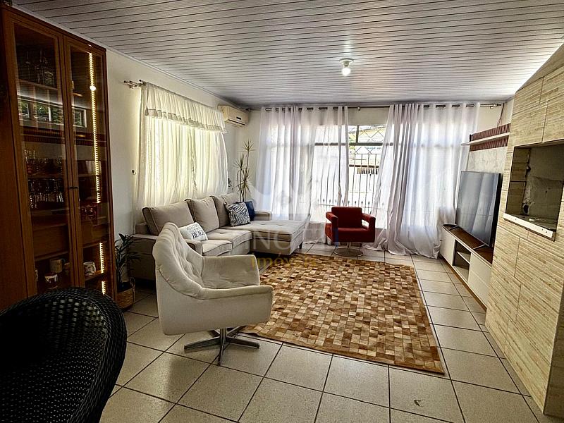 Casa mobiliada com 2 su�tes, 2 kitnets e terreno de 310 m� na Rua Nepal 2