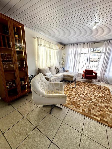 Casa mobiliada com 2 su�tes, 2 kitnets e terreno de 310 m� na Rua Nepal 6