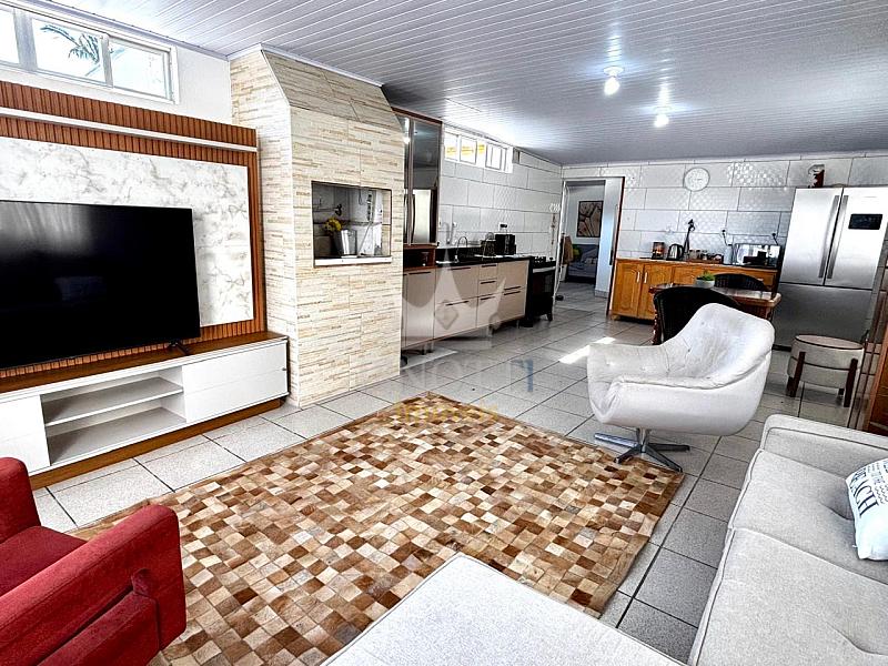 Casa mobiliada com 2 su�tes, 2 kitnets e terreno de 310 m� na Rua Nepal 4