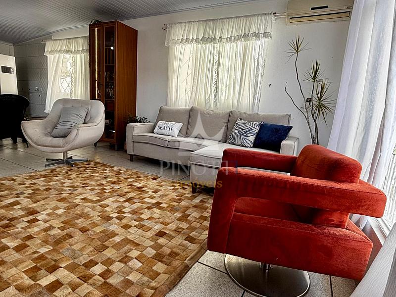 Casa mobiliada com 2 su�tes, 2 kitnets e terreno de 310 m� na Rua Nepal 5